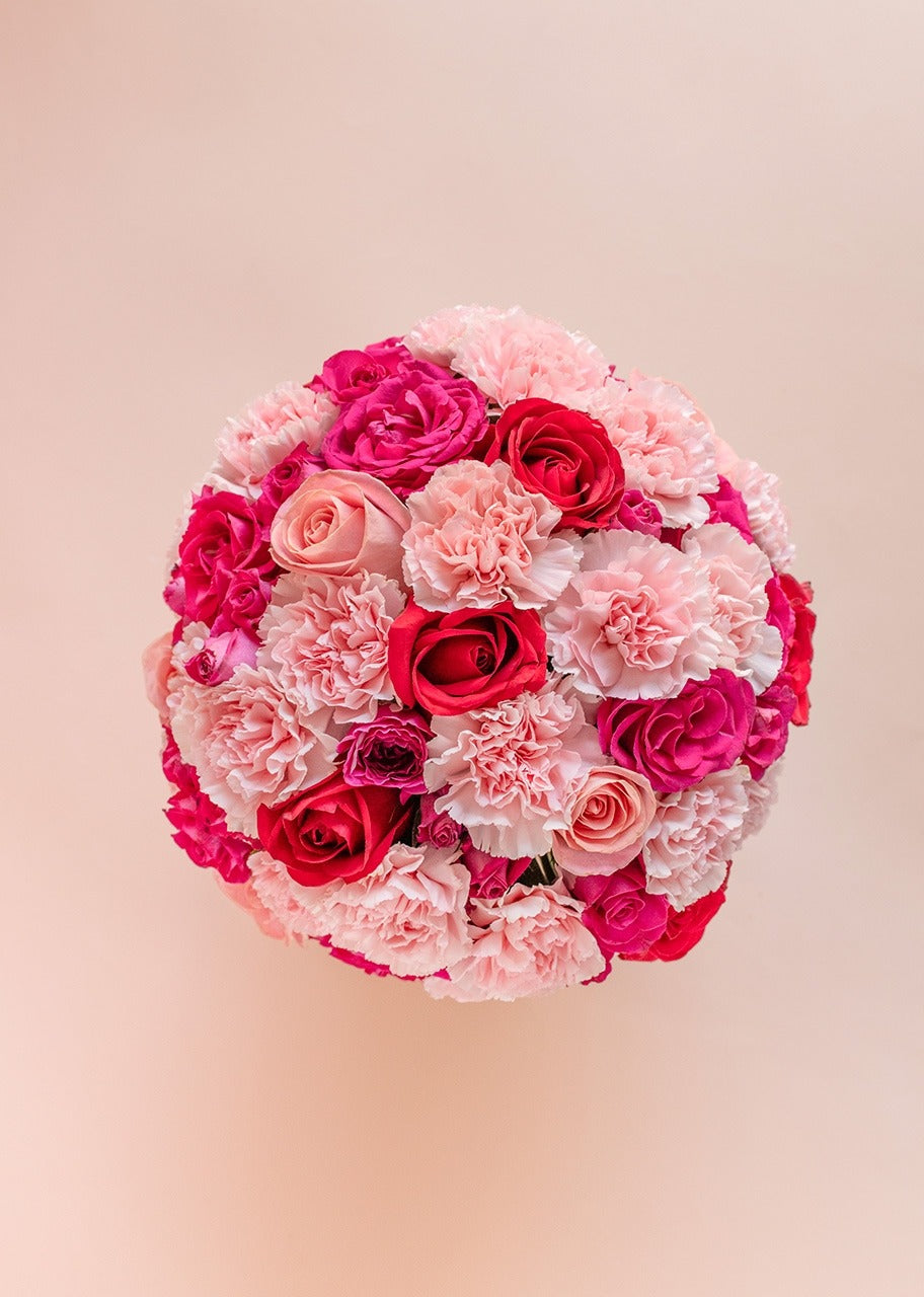 Caja con rosas rosas y rojas