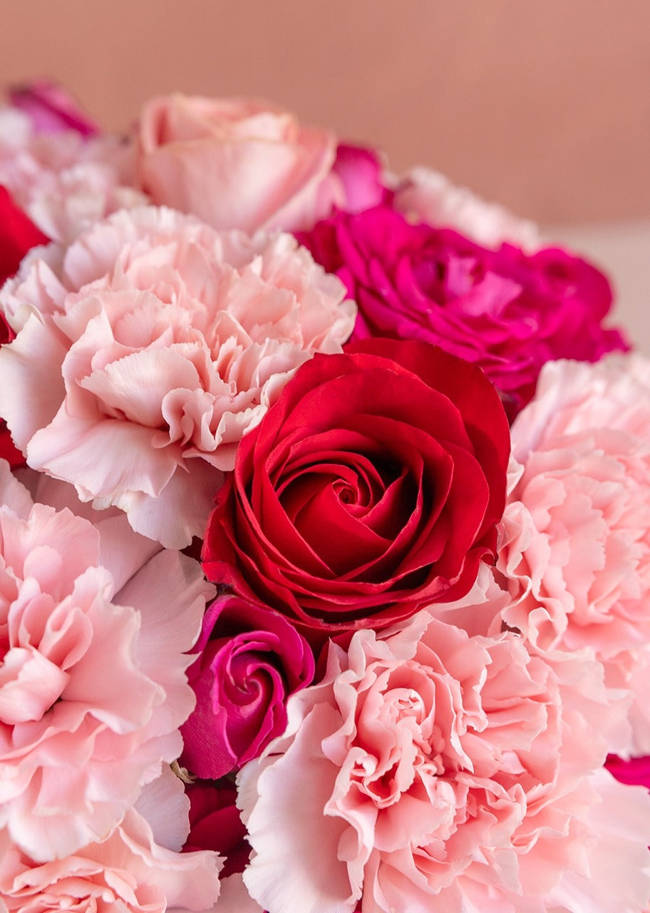 Caja con rosas rosas y rojas