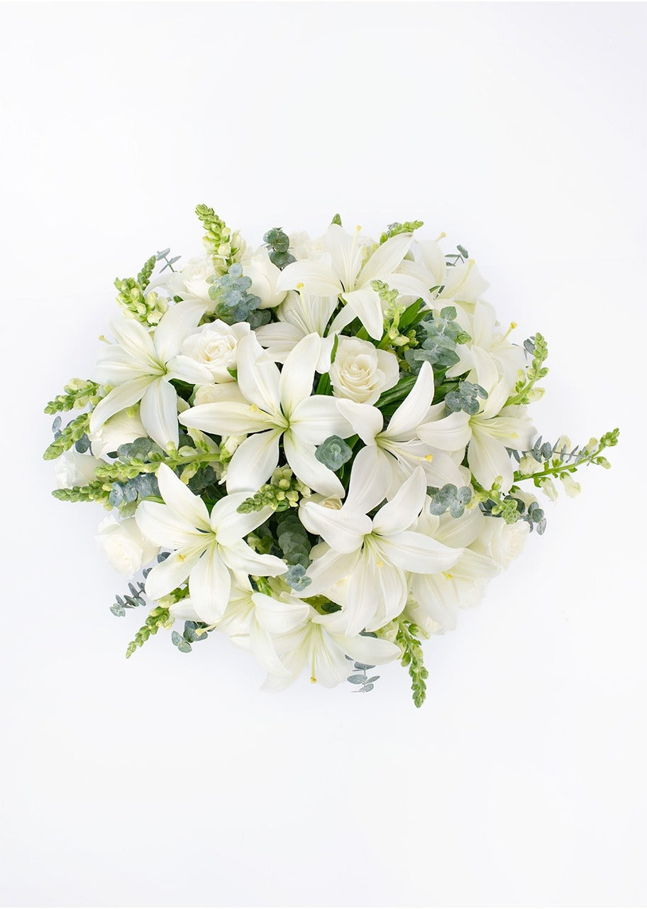 10 lilys y 20 rosas blancas en jarrón