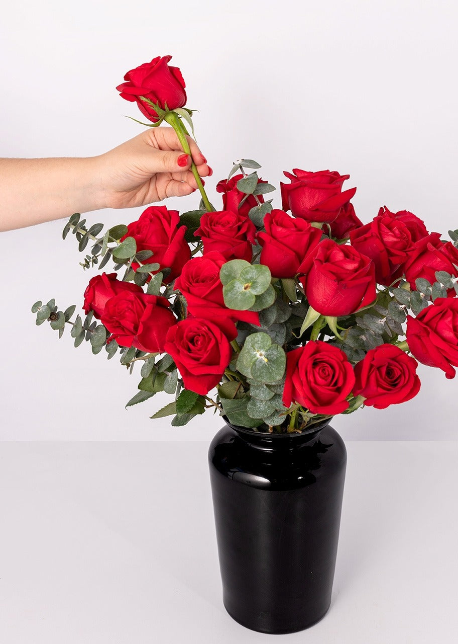 18 rosas rojas en jarrón