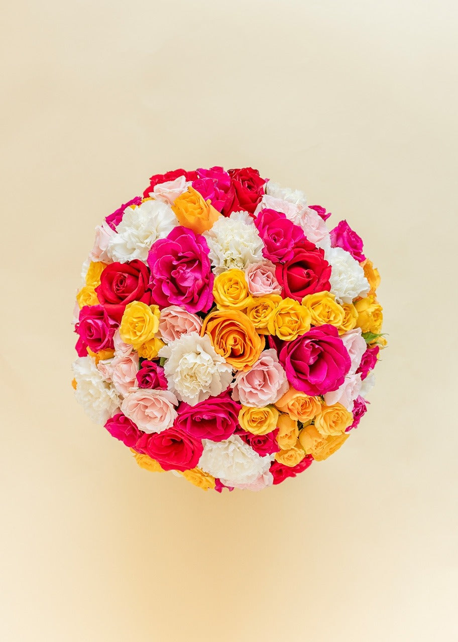 Caja con rosas rojas y mini rosas