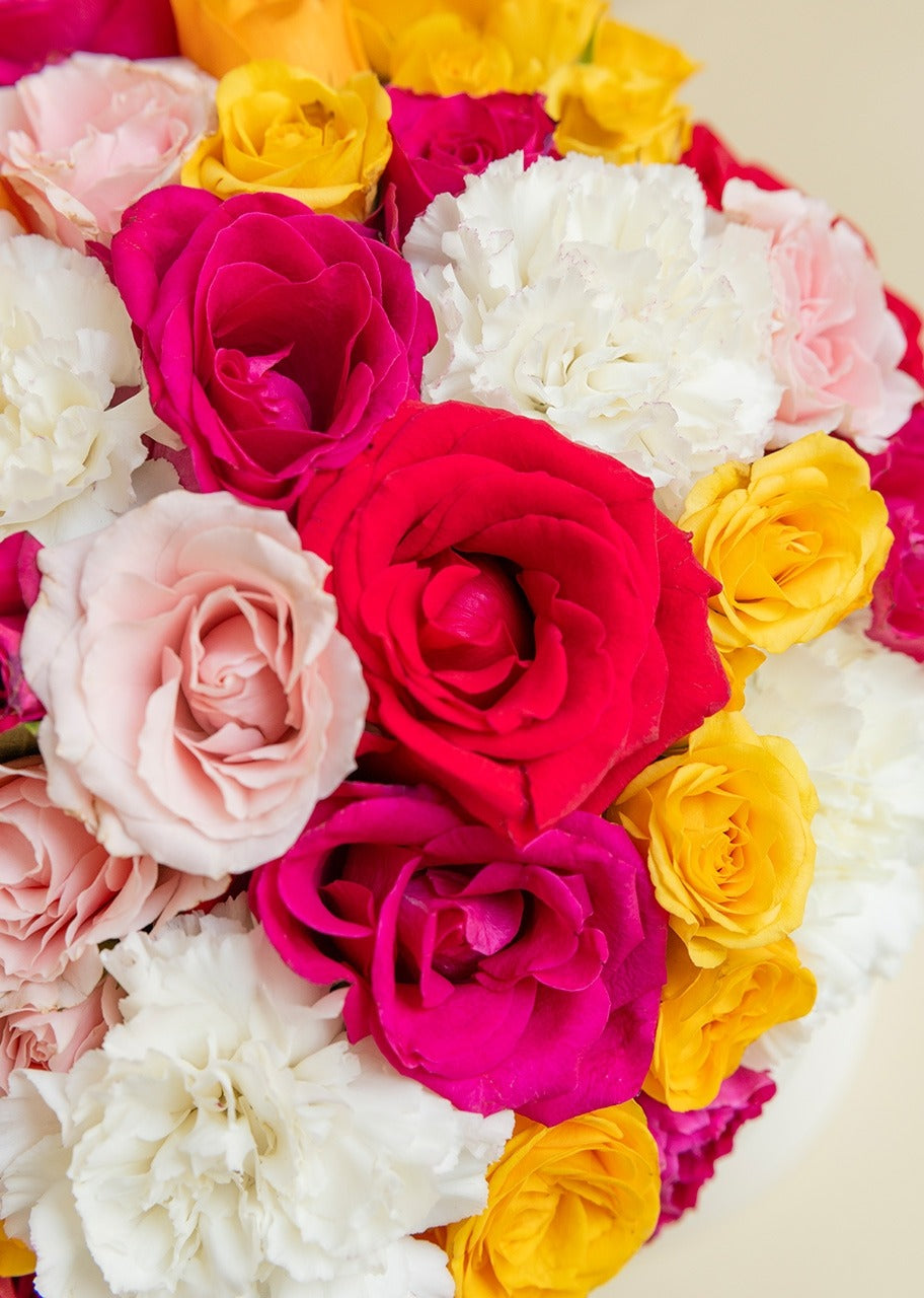Caja con rosas rojas y mini rosas