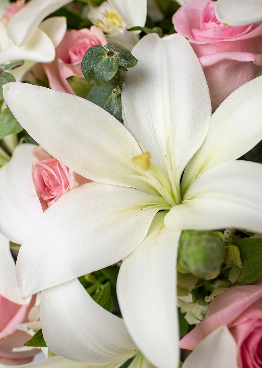 15 lilys y 24 rosas rosas en jarrón