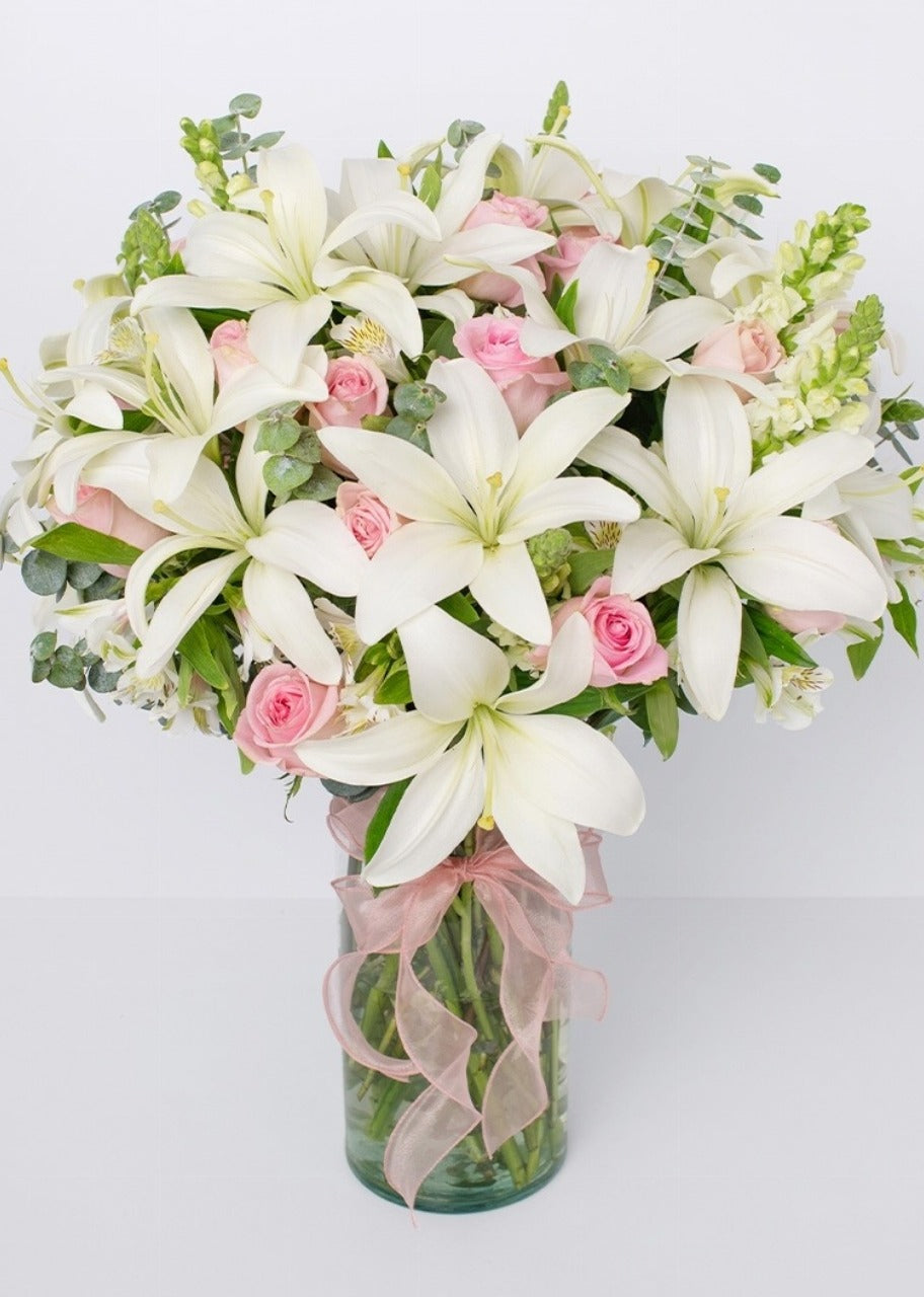 15 lilys y 24 rosas rosas en jarrón