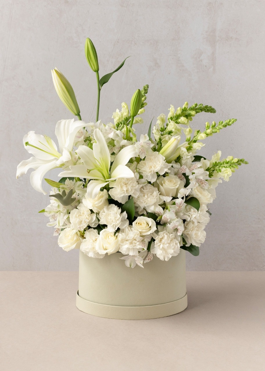 Caja con rosas blancas y lilys