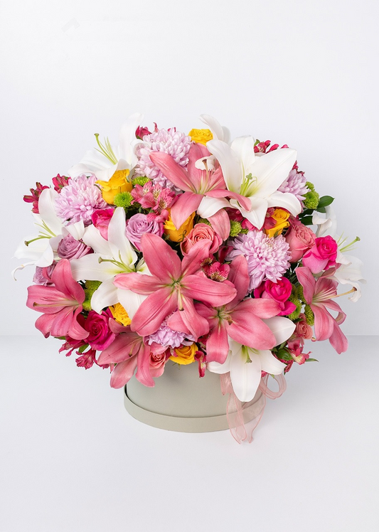 Caja con rosas rosas y lilys