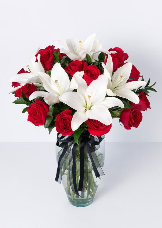 15 rosas rojas y lilys en jarrón