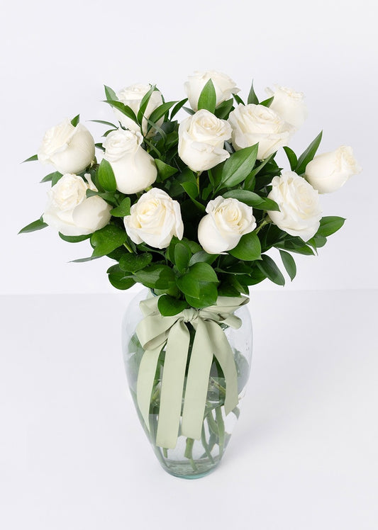 12 rosas blancas en jarrón