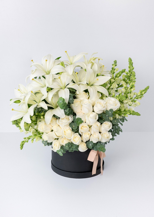 Caja con 24 rosas blancas y lilys