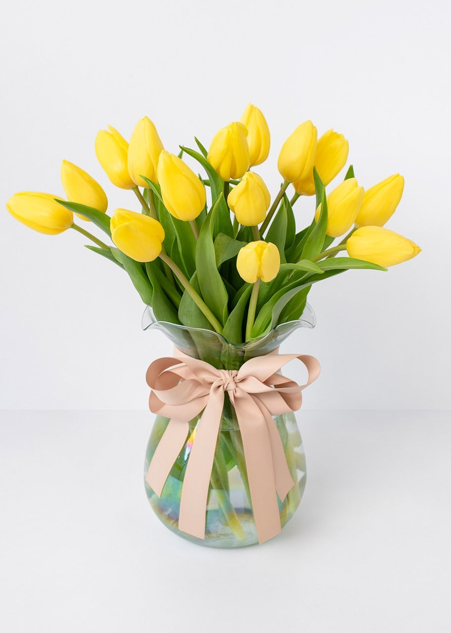 15 tulipanes amarillos en jarrón