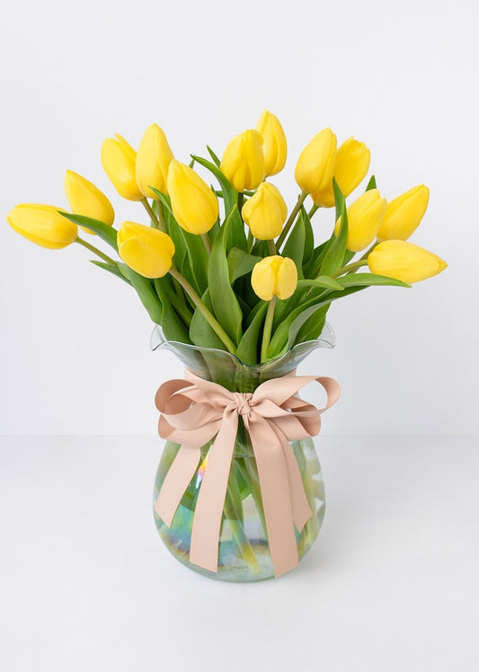 15 tulipanes amarillos en jarrón