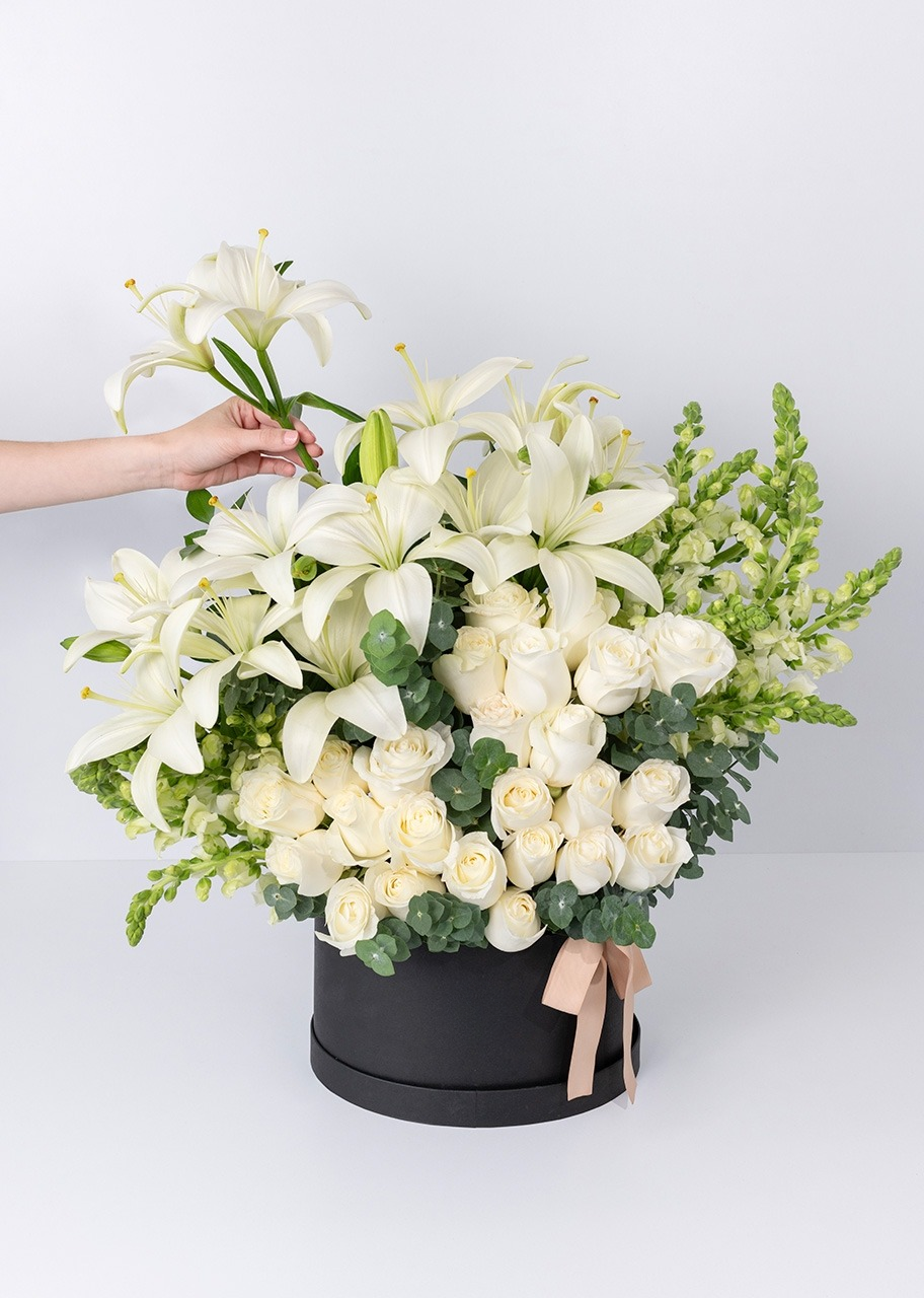 Caja con 24 rosas blancas y lilys