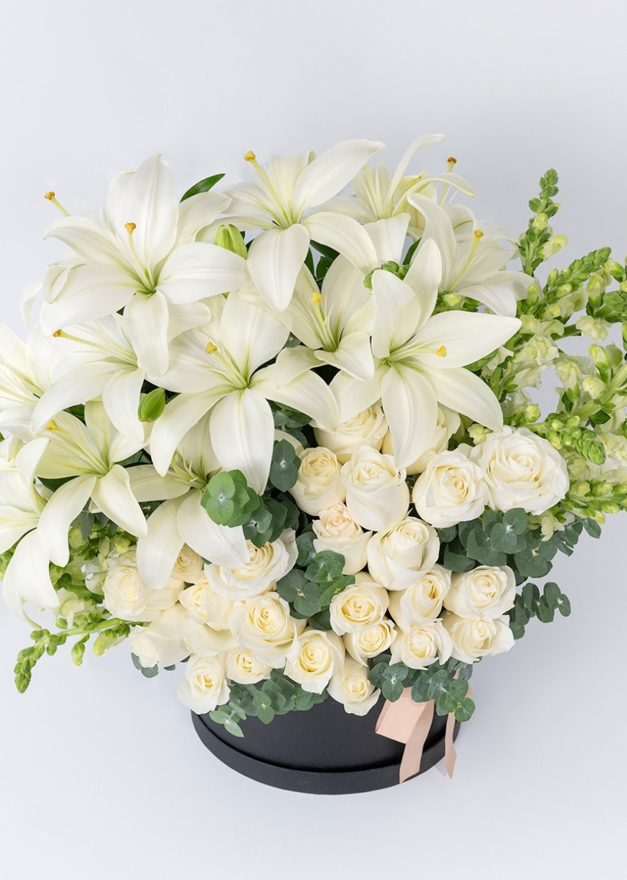 Caja con 24 rosas blancas y lilys