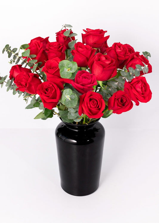 18 rosas rojas en jarrón