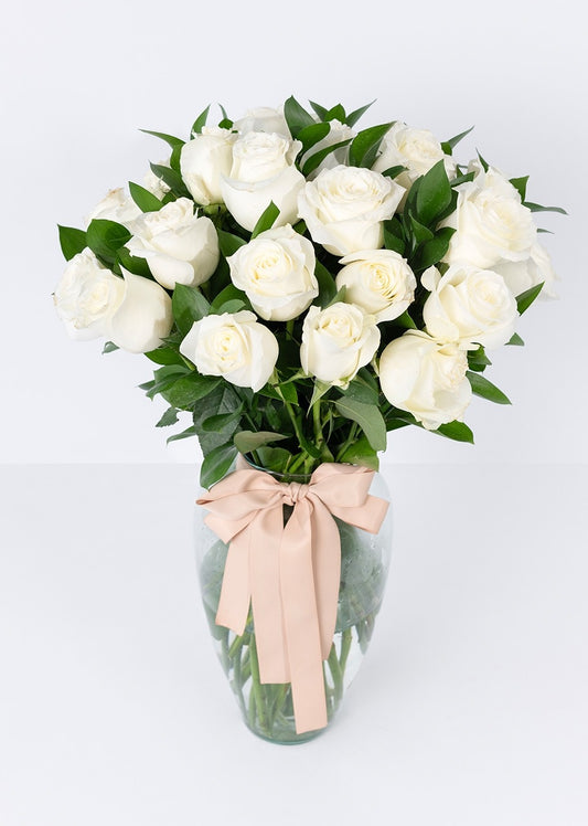 24 rosas blancas en jarrón