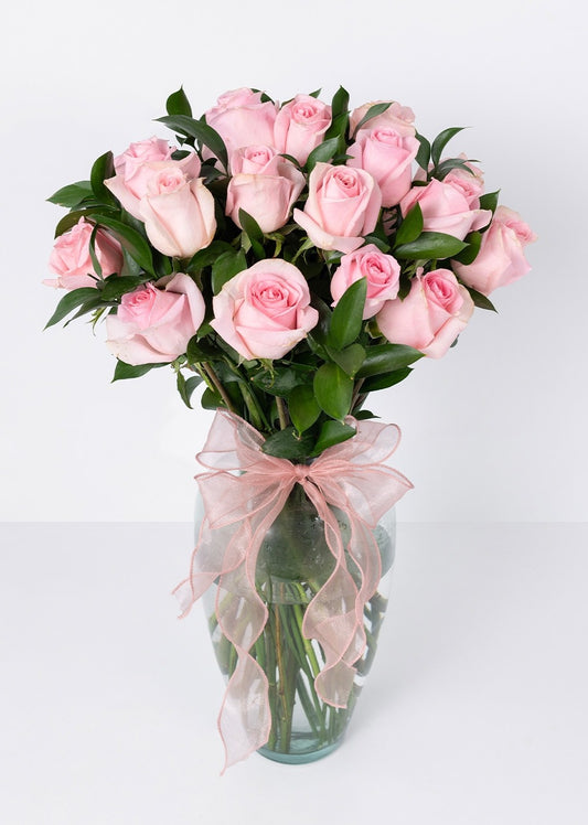 24 rosas rosas en jarrón