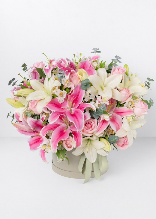 Caja con rosas y stargazer