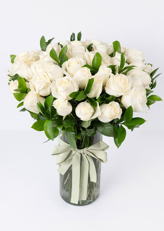 50 rosas blancas en jarrón