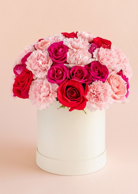 Caja con rosas rosas y rojas