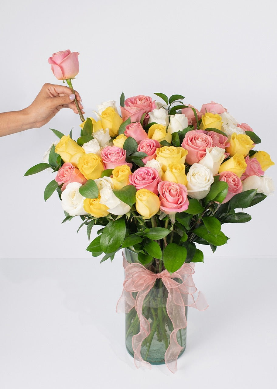 50 rosas amarillas y blancas en jarrón
