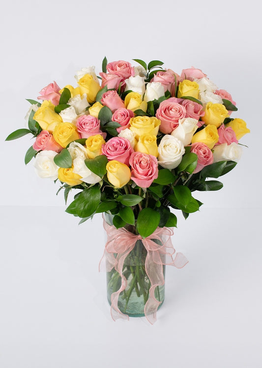 50 rosas amarillas y blancas en jarrón