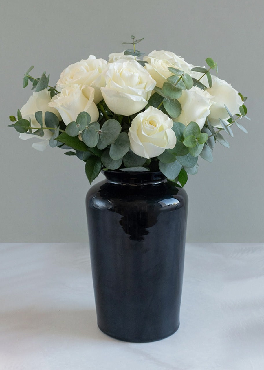 12 rosas blancas en jarrón