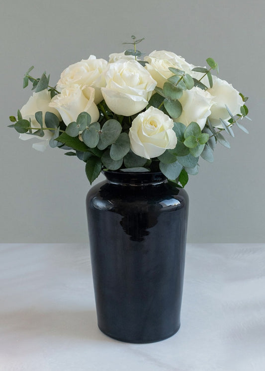 24 rosas blancas en jarrón