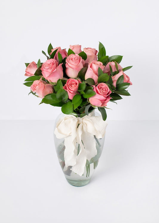 12 rosas rosas en jarrón