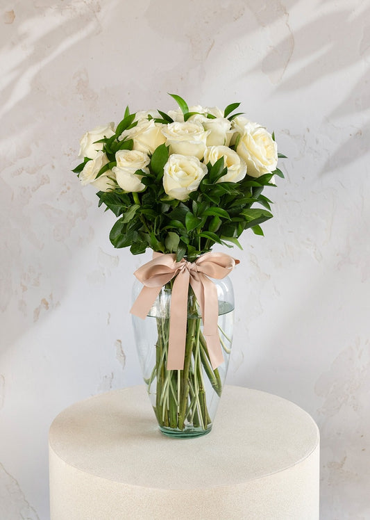 18 rosas blancas en jarrón