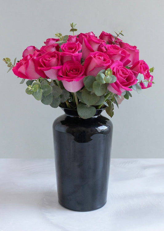 18 rosas fucsia en jarrón