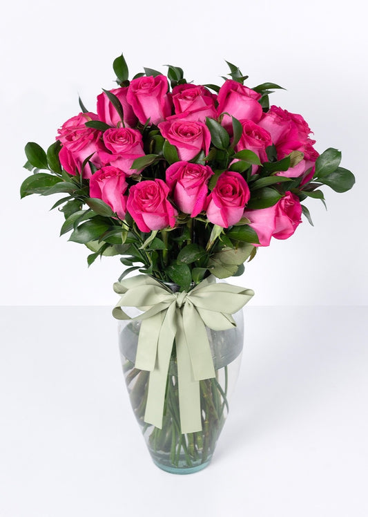 24 rosas fucsia en jarrón