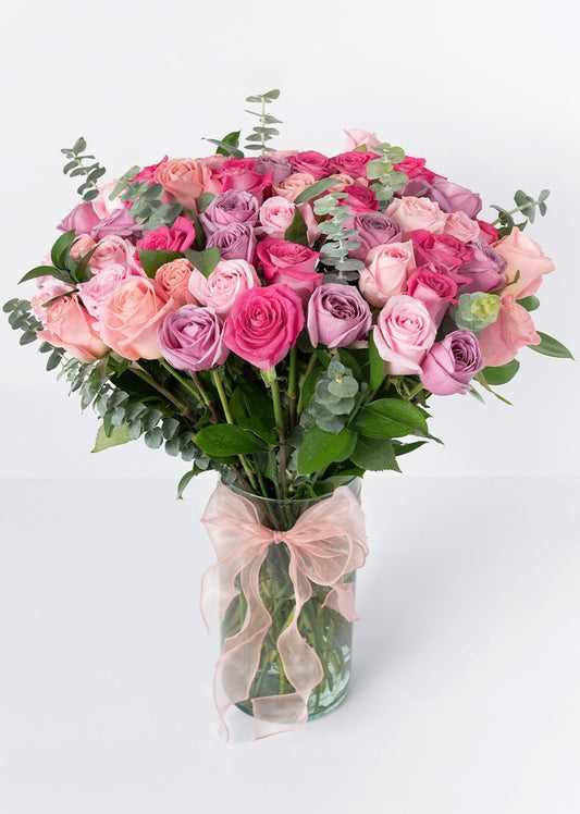 50 rosas rosas y lila en jarrón