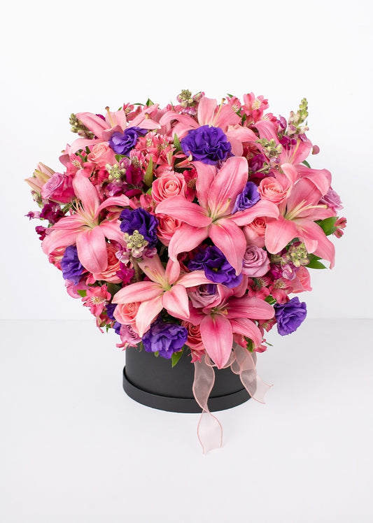 Caja con rosas rosas y lilys