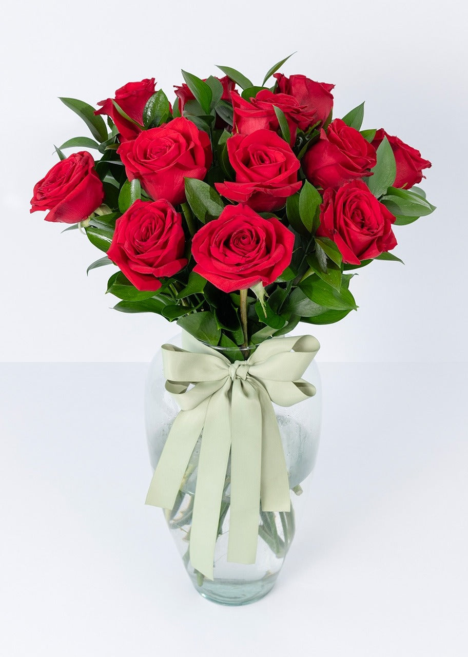 12 rosas rojas en jarrón