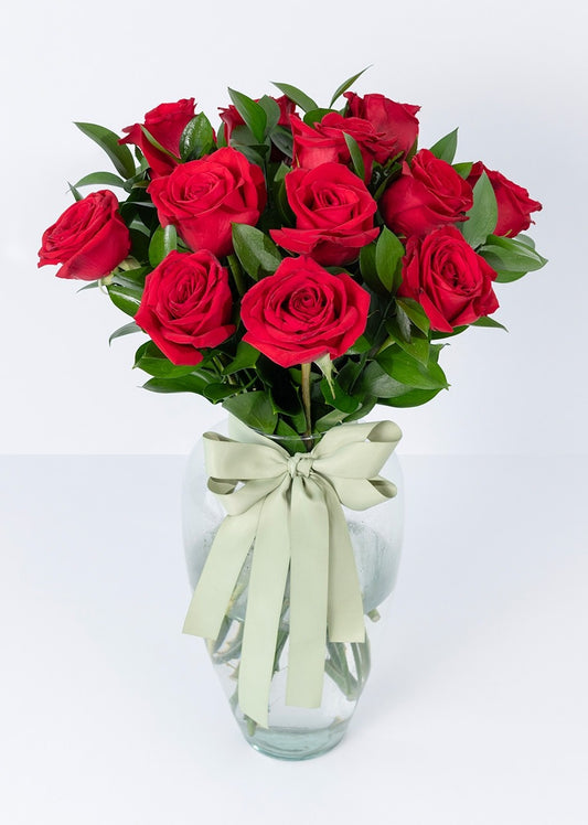 12 rosas rojas en jarrón