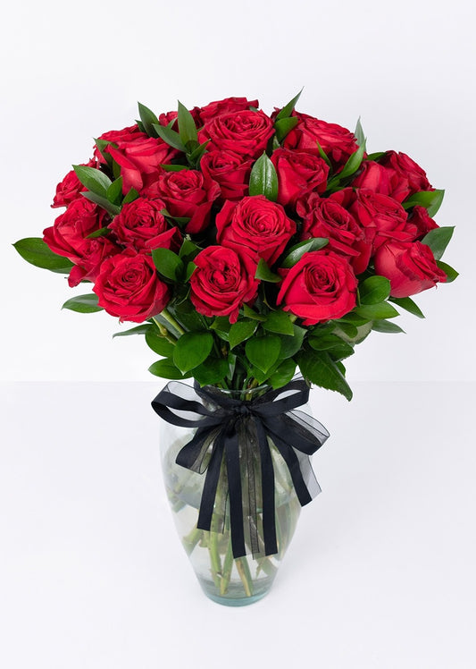 24 rosas rojas en jarrón