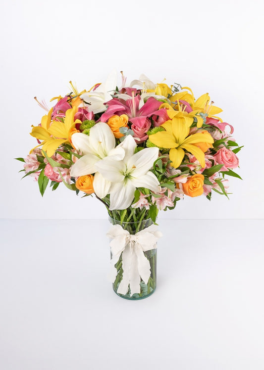 15 lilys y 20 rosas coloridas en jarrón