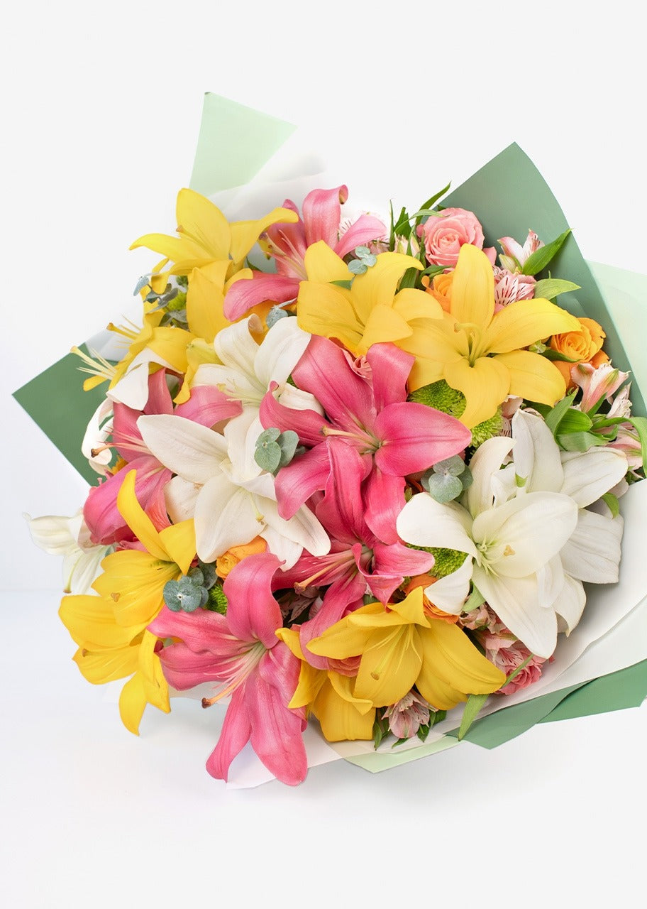 Ramo de lilys y rosas coloridas
