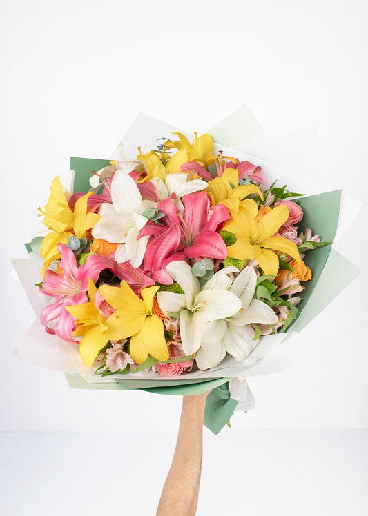 Ramo de lilys y rosas coloridas
