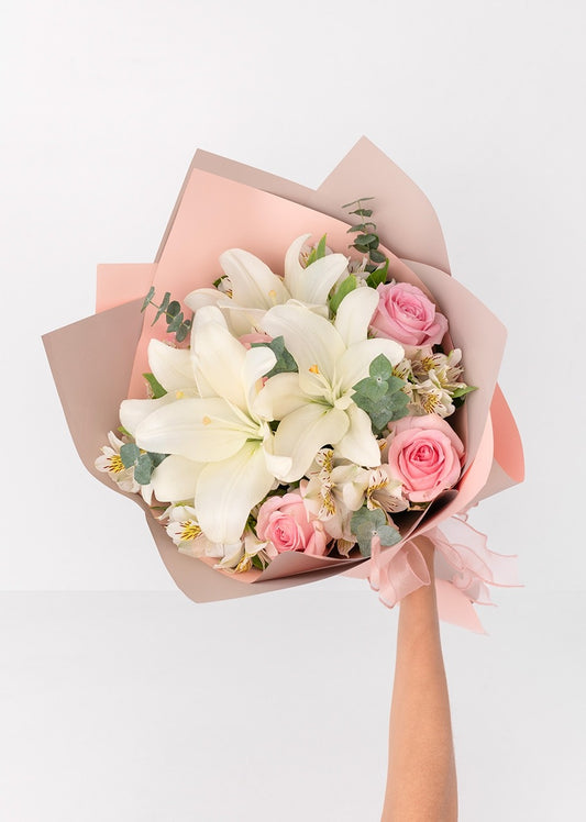 Ramo de rosas y lilys