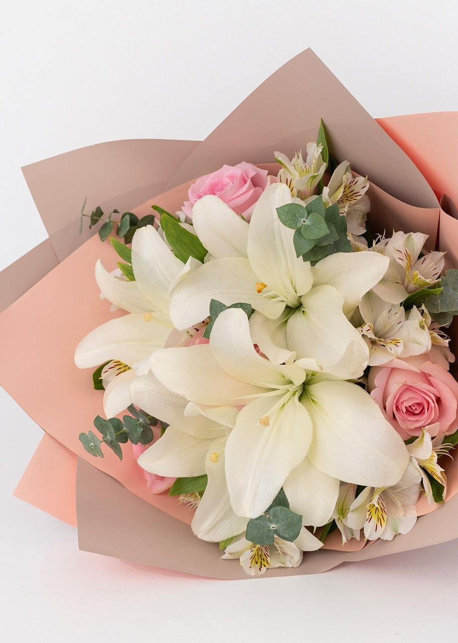 Ramo de rosas y lilys