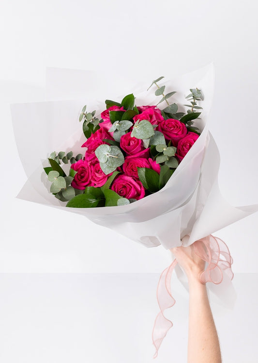 Ramo de 12 rosas fucsia