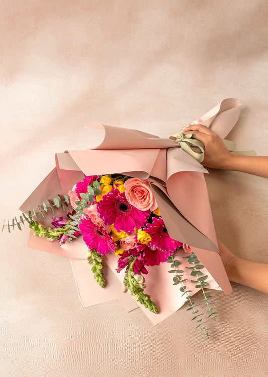 Ramo de rosas y gerberas
