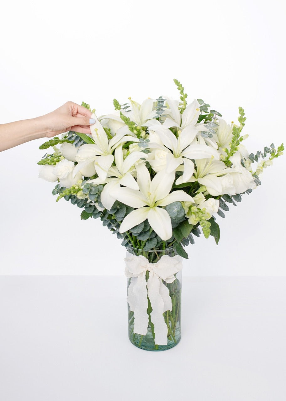 10 lilys y 20 rosas blancas en jarrón
