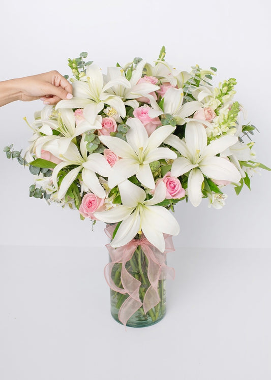 15 lilys y 24 rosas rosas en jarrón