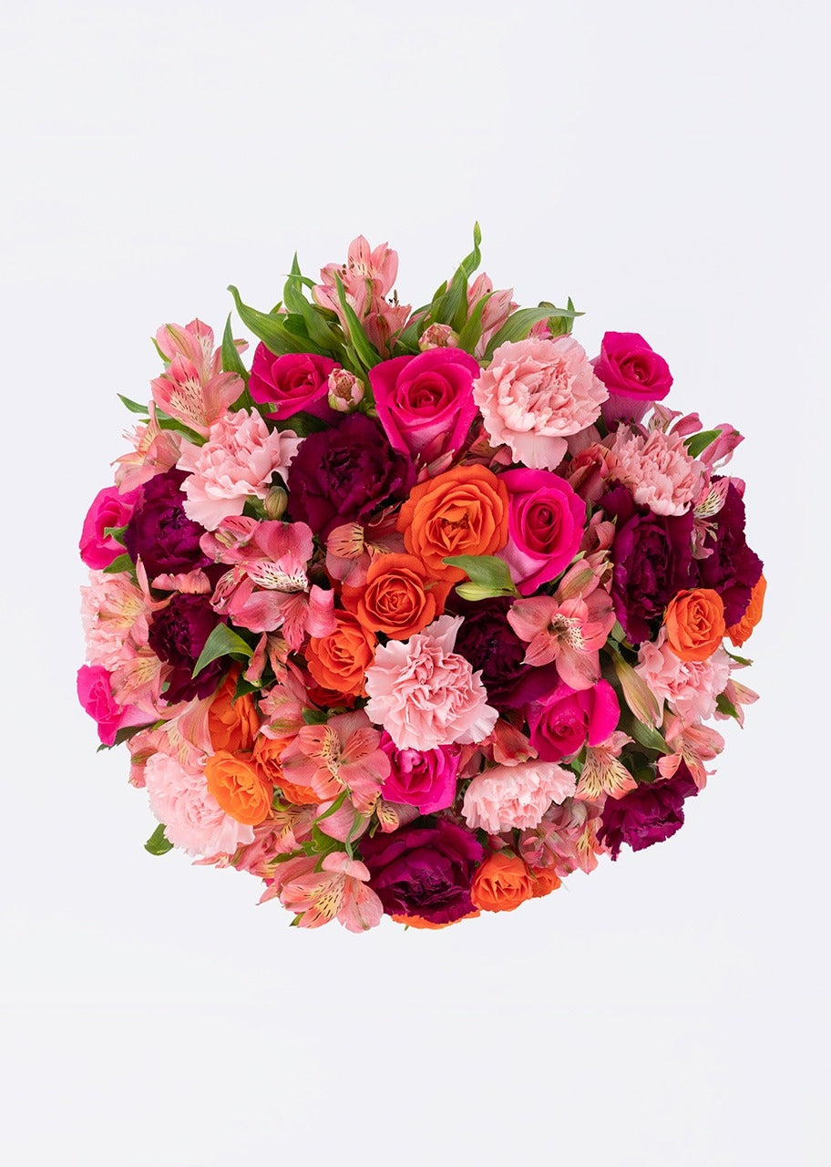 10 rosas naranjas y clavel en jarrón