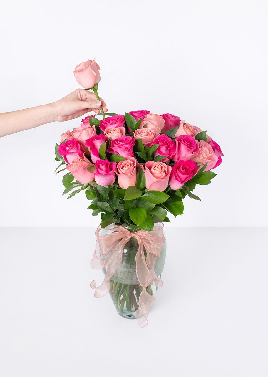 24 rosas rosas y hermosas en jarrón