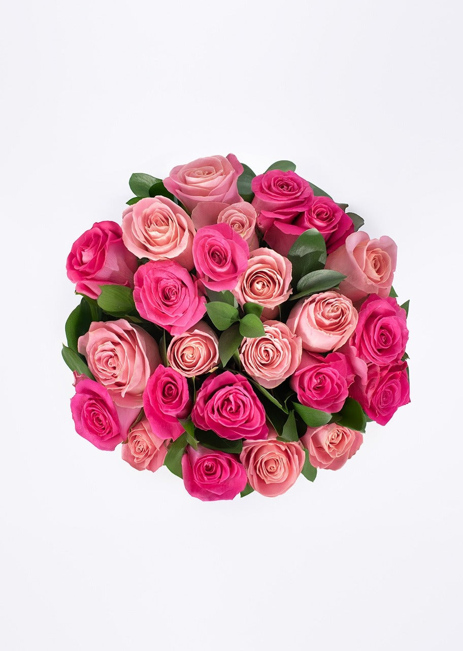 24 rosas rosas y hermosas en jarrón