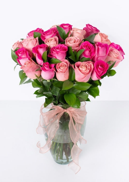 24 rosas rosas y hermosas en jarrón
