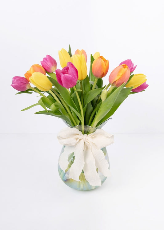 15 tulipanes coloridos en jarrón